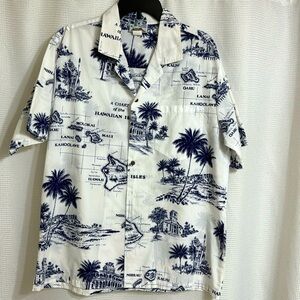 Like new CT Hawaii fashions short sleeve shirt. Size L